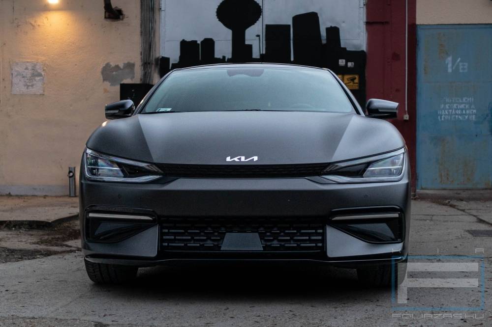Kia fóliázás KIA EV6 Teckwrap HM01 Darg Grey Silk Budapest első nézet galéria kép