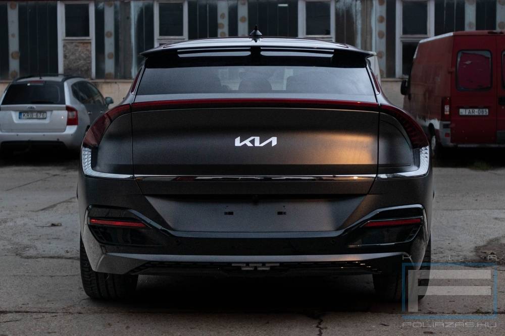Kia fóliázás KIA EV6 Teckwrap HM01 Darg Grey Silk Budapest hátsó nézet galéria kép