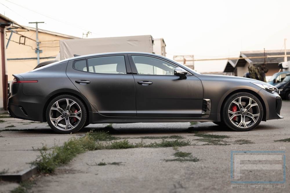 Kia fóliázás Kia Stinger Teckwrap HM01 Dark Grey Silk Budapest jobb nézet galéria kép