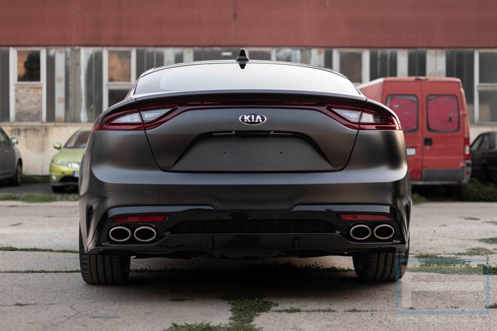 Kia fóliázás Kia Stinger Teckwrap HM01 Dark Grey Silk Budapest hátsó nézet galéria kép