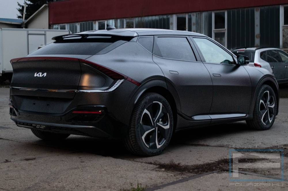 Kiafóliázás KIA EV6 Teckwrap HM01 Darg Grey Silk Csepel jobb hátsó nézet galéria kép