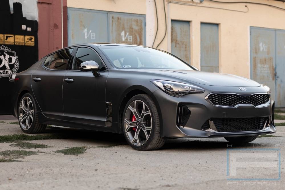 Kiafóliázás Kia Stinger Teckwrap HM01 Dark Grey Silk Csepel jobb első nézet galéria kép