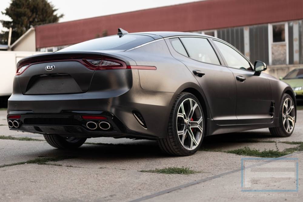 Kiafóliázás Kia Stinger Teckwrap HM01 Dark Grey Silk Csepel jobb hátsó nézet galéria kép